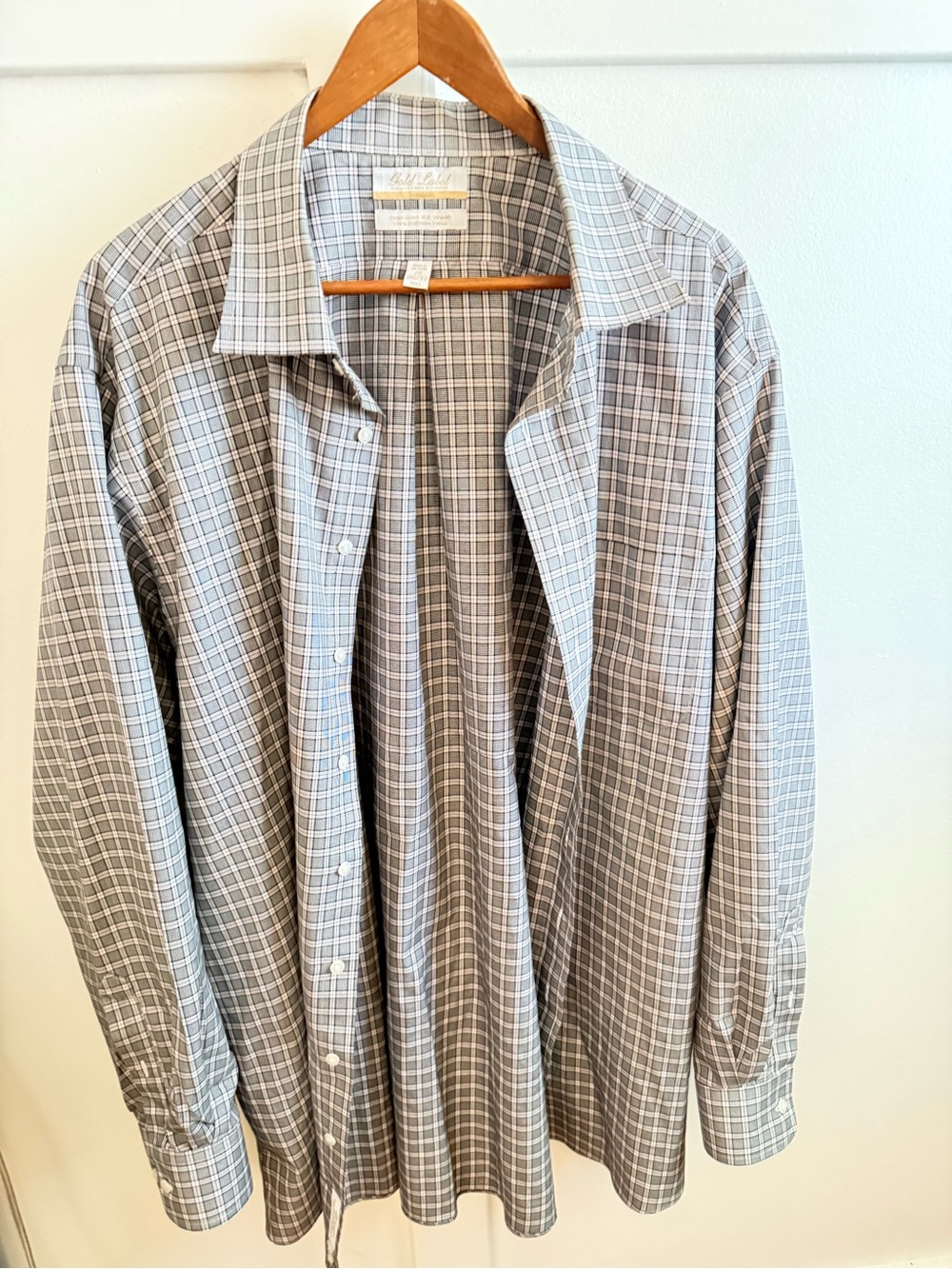 Roundtree & Yorke Gold Labe Plaid Button-Up Shirt Black and Red lines. 19-36/37